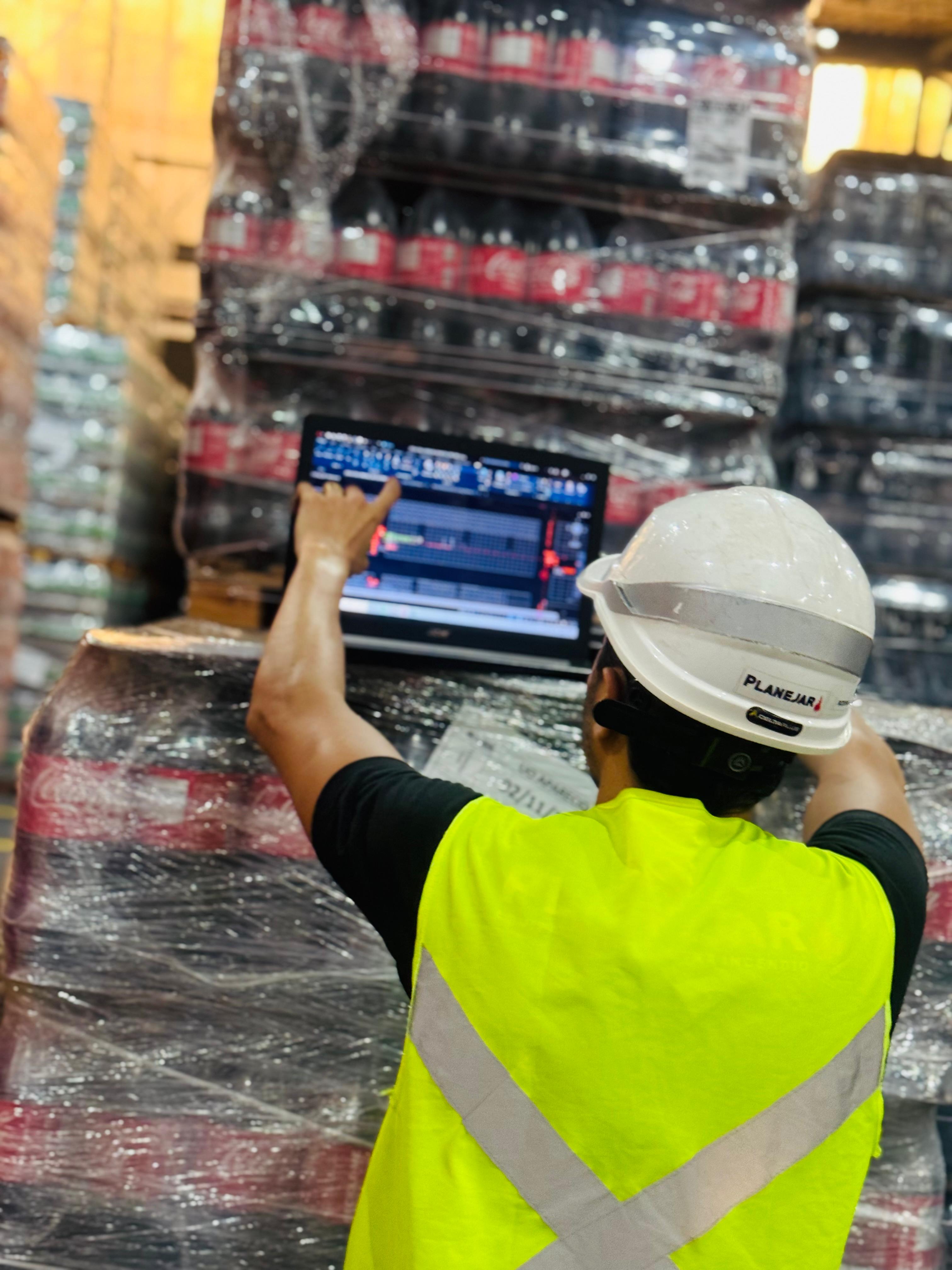 Profissional da Planejar realizando levantamento técnico dentro da operação
